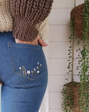 Cargar imagen en el visor de la galería, Bordado para bolsillo trasero